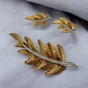 Vintage 1980s Brooch and Clip Earrings Set Signed ART Gold Tone‎ Leaf Crystals